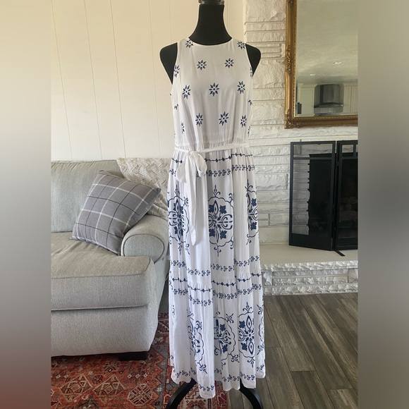 LOFT Dresses & Skirts - Beautiful white and blue Ann Taylor Loft dress size small.